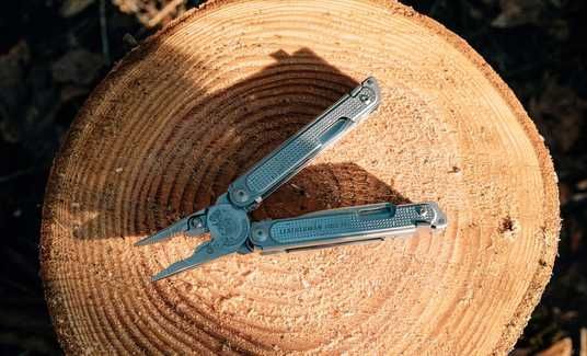 Мультитул Leatherman Free P2, синтетичний чохол 832638 купити в