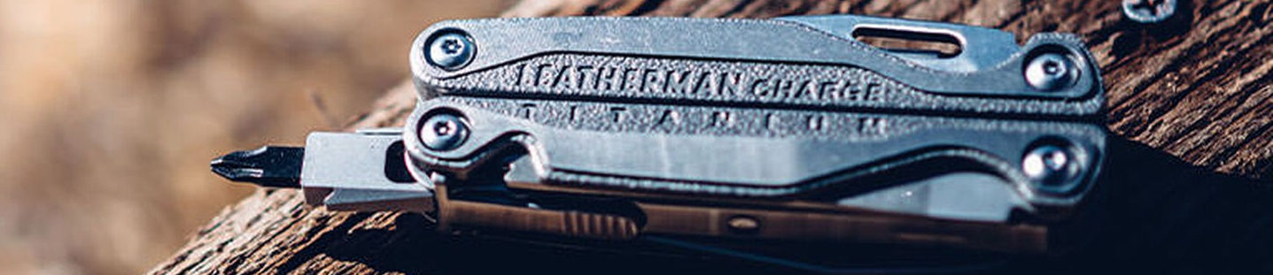 Багатофункціональний інструмент Leatherman Charge для невеликих ремонтних робіт або встановлення побутової техніки або меблів