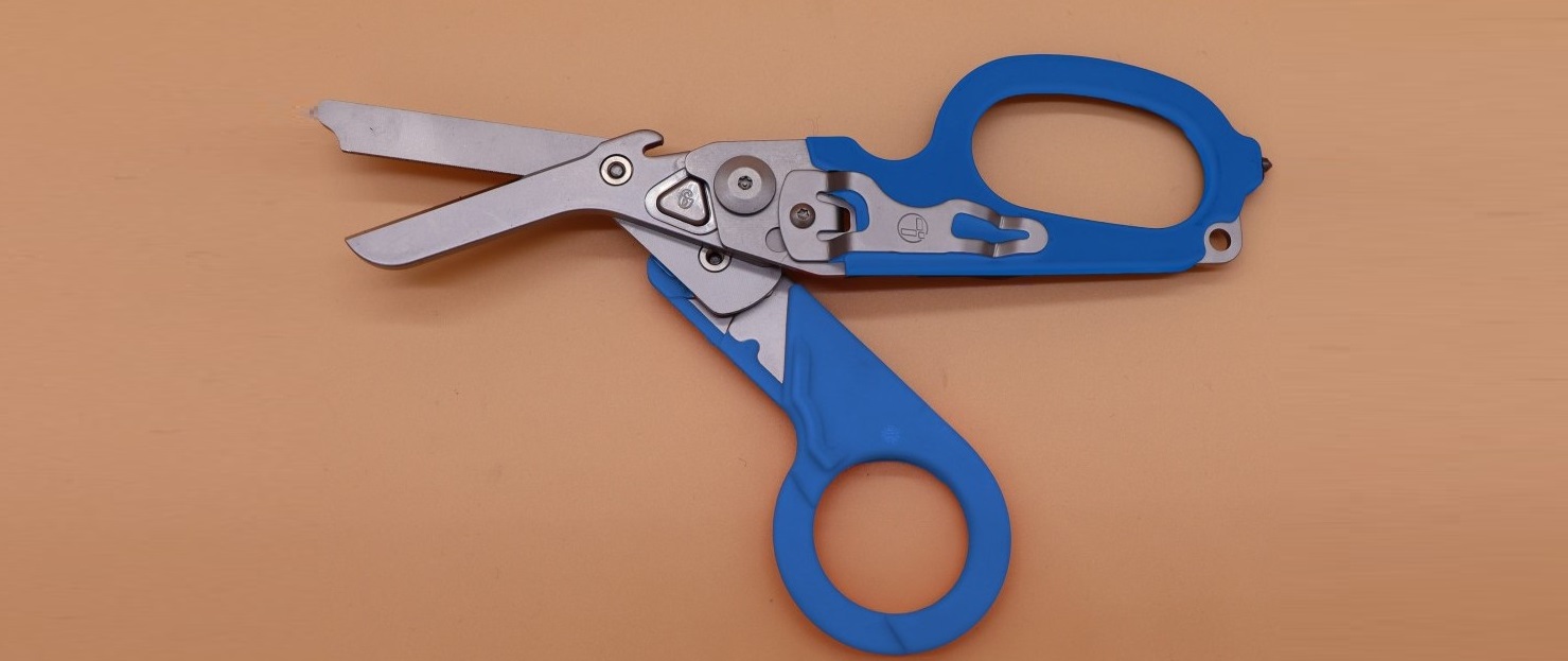 Портативний мультиінструмент Leatherman Raptor Rescue Blue з отвором для темляка